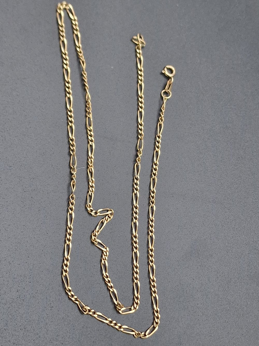 Lot 223: A ladies figaro 9ct gold chain.
