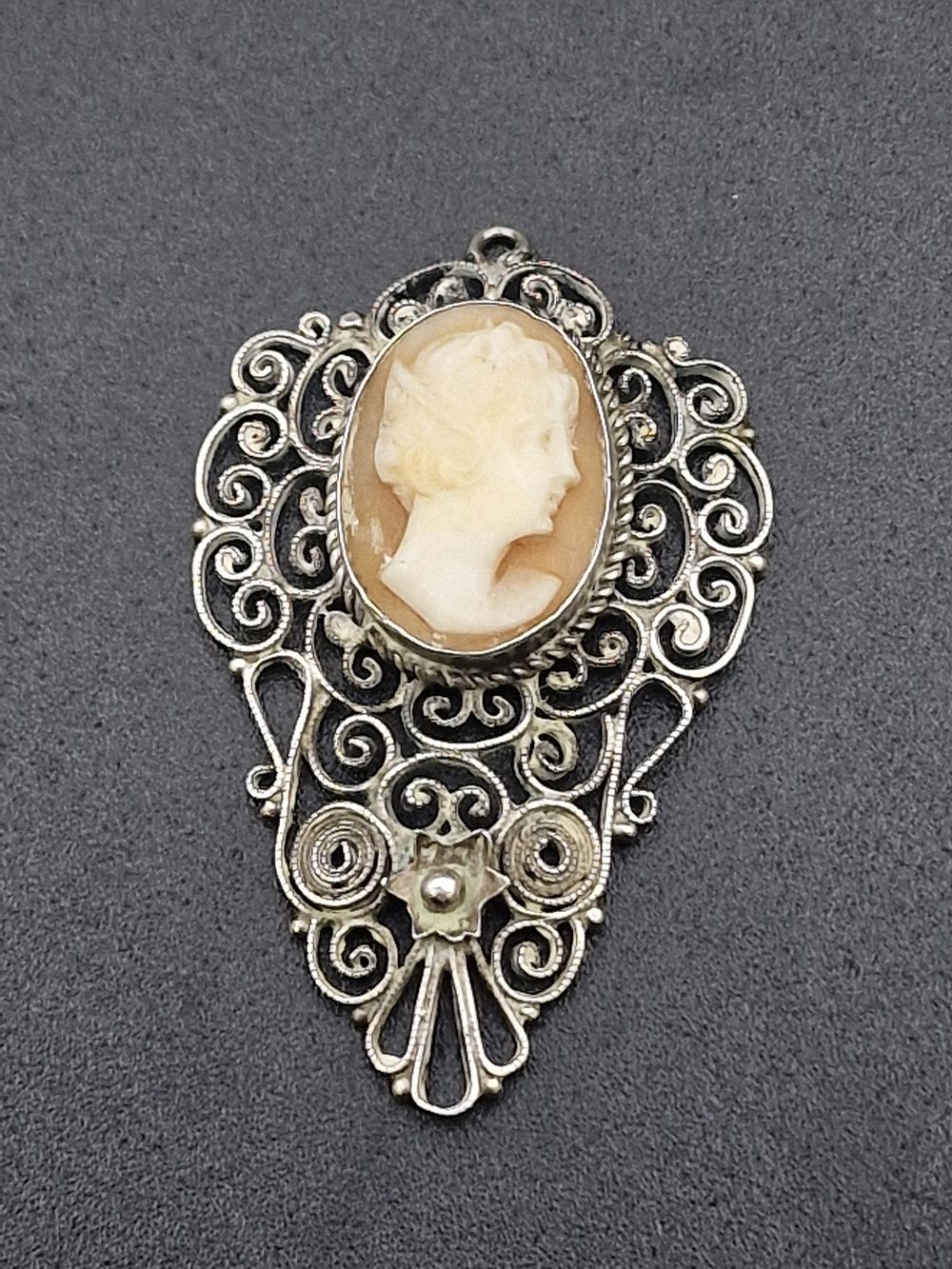 Lot 227: A stunning vintage silver cameo pendant.