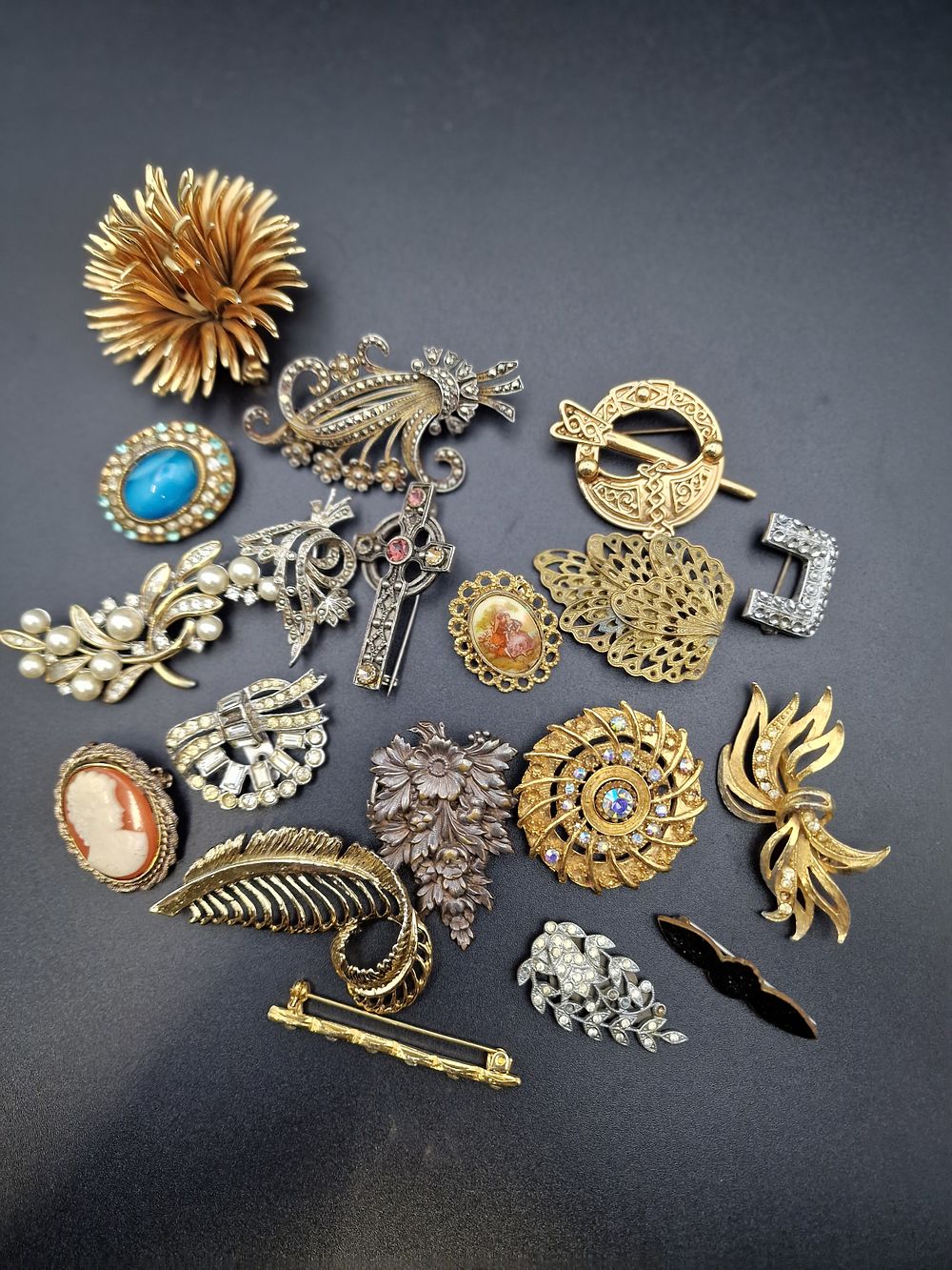 Lot 232: A selection of vintage brooches and lapel clips.