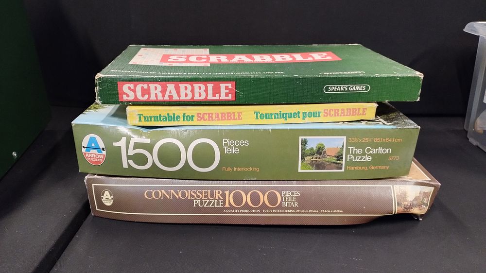 Lot 260: Two jigsaws 1000 & 1500 pieces and two...