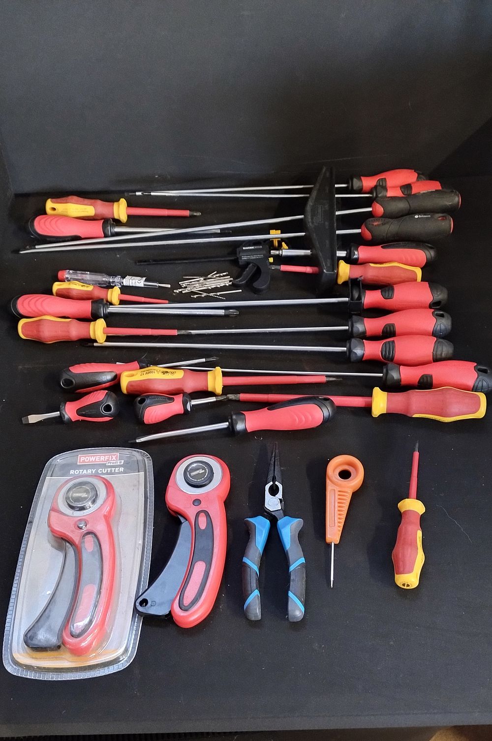 Lot 279: Various screwdrivers, rotary cutters and other items