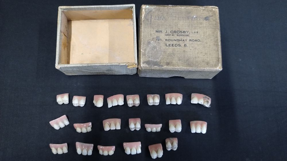 Lot 332: 21pieces of vintage dentures