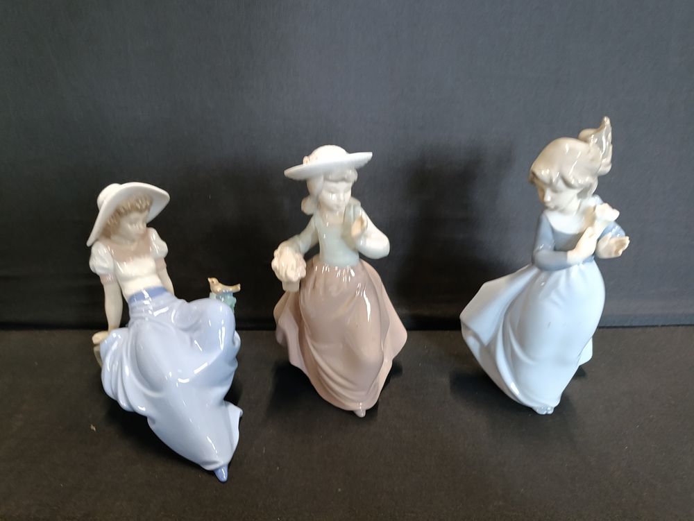 Lot 336: 3 Nao by Lladro figurines, "Listening to the...