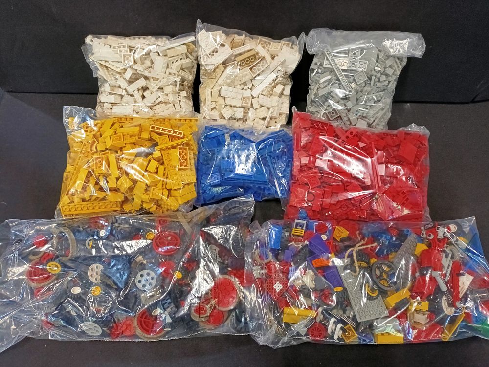 Lot 399: A large quantity of LEGO. Block and bags...