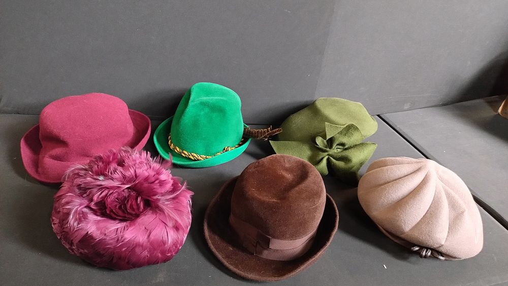 Lot 491: 6 vintage ladies hats, Bermona,W, Wright & Son,...