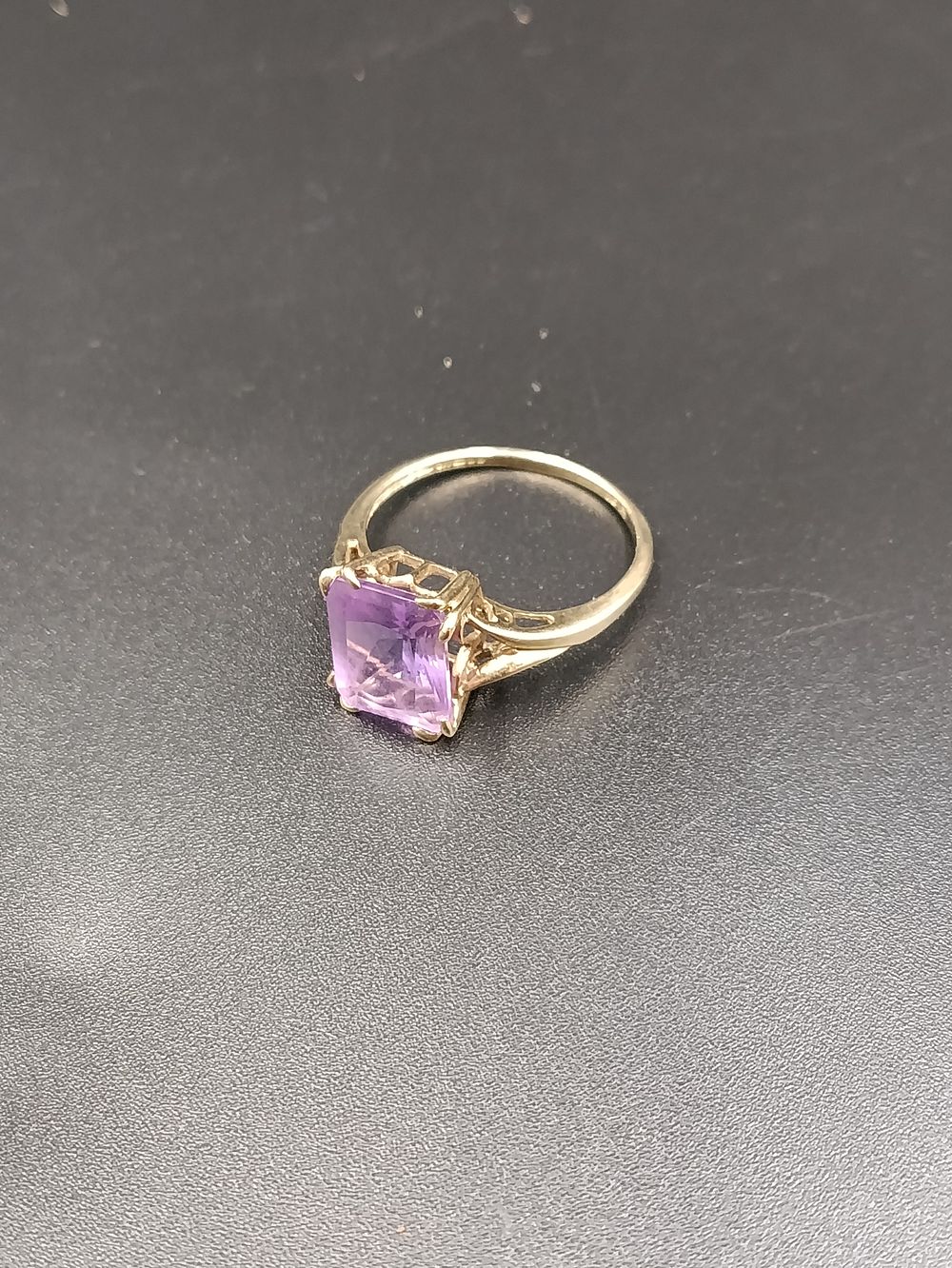 Lot 5: 9ct gold ring with amethyst size T/U. Weight...