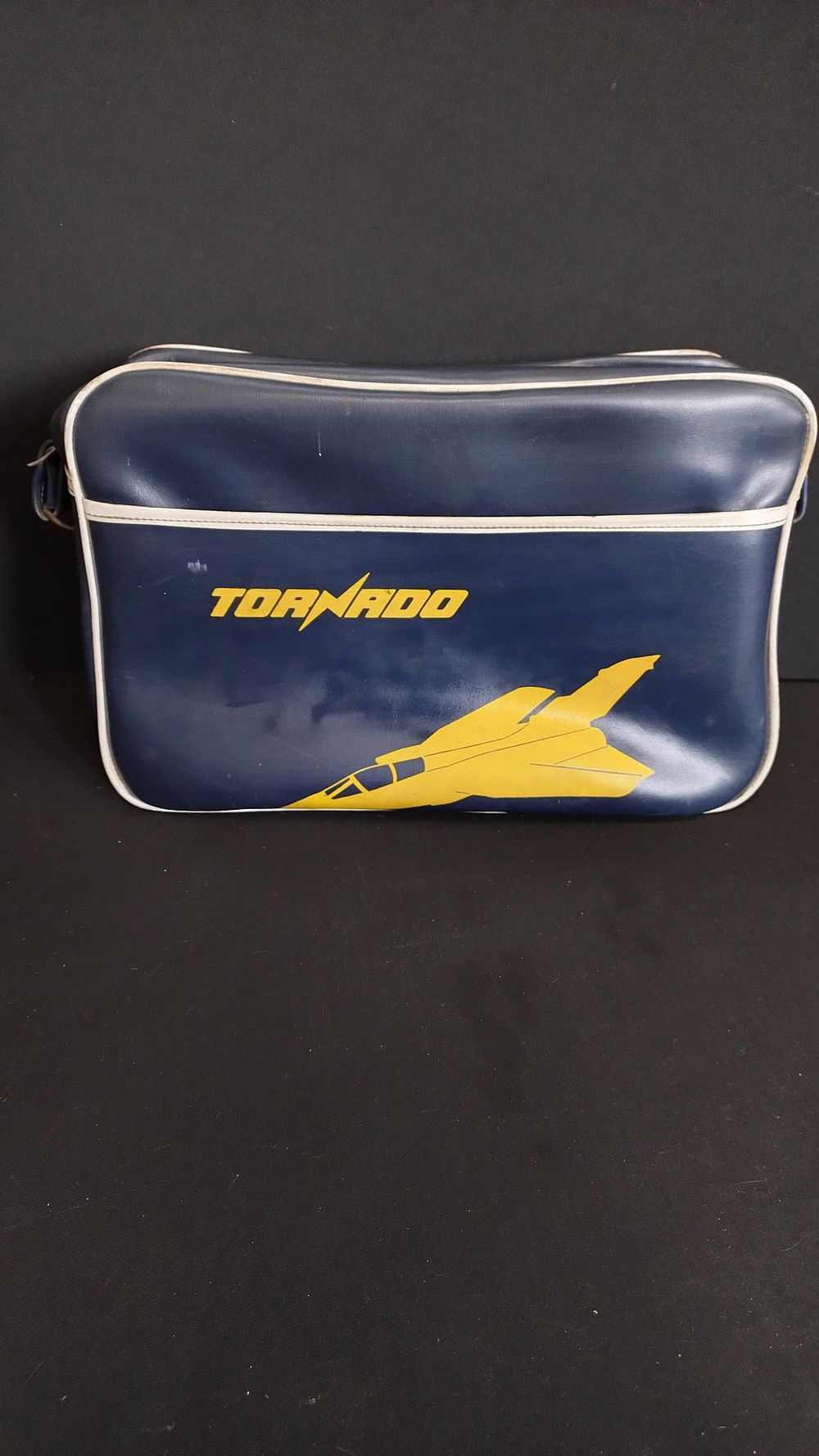 Lot 36: Vintage 1970s/80s sports bag with shoulder strap