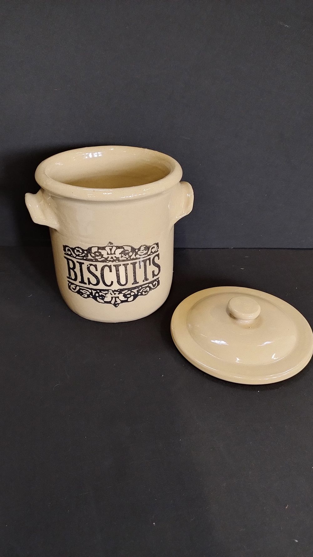 Lot 40: Vintage biscuit barrel with lid