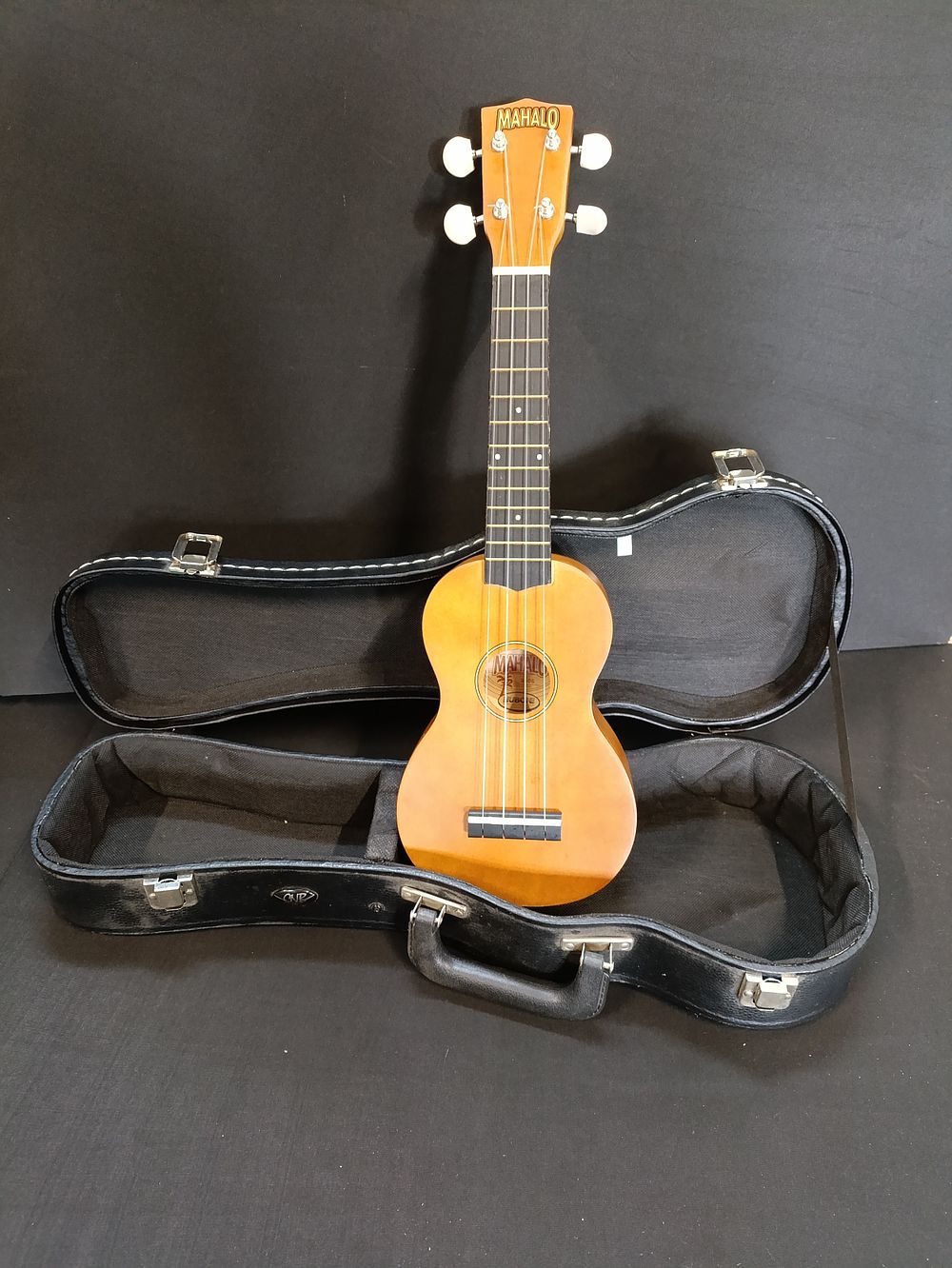 Lot 57: Mahalo U50G ukulele in hard carry case