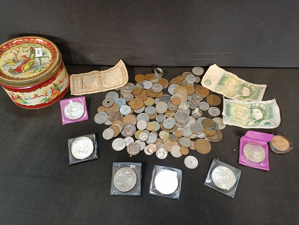 Lot 59: Mixed selection of vintage coins and Bank notes