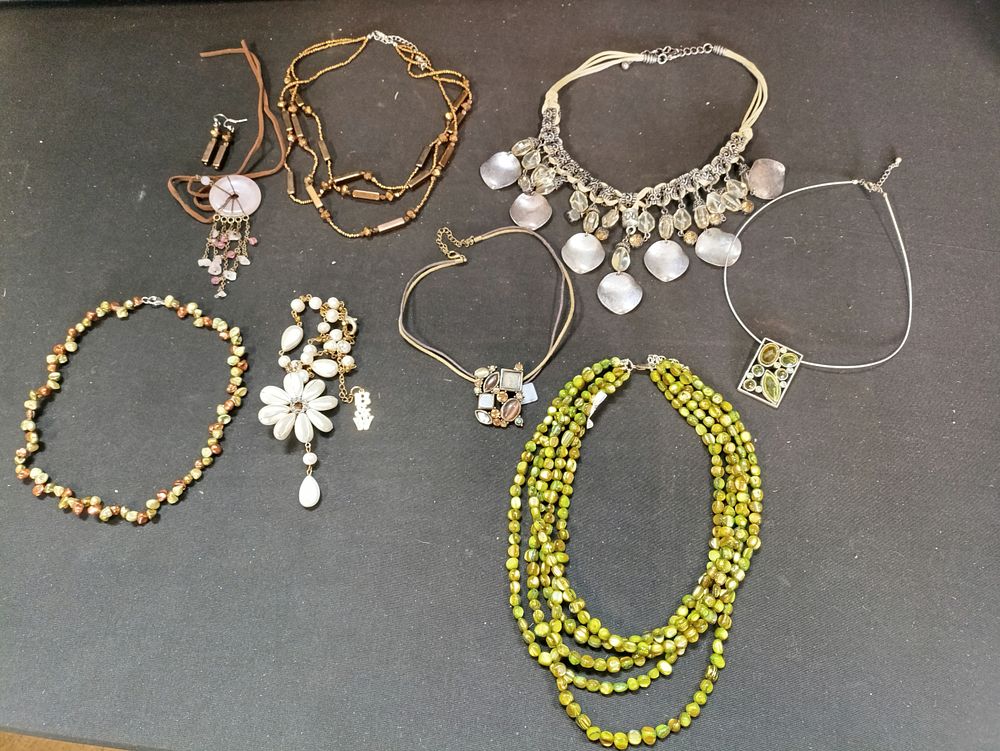 Lot 76: Selection of jewellery including Rose quartz pendant, cultured...