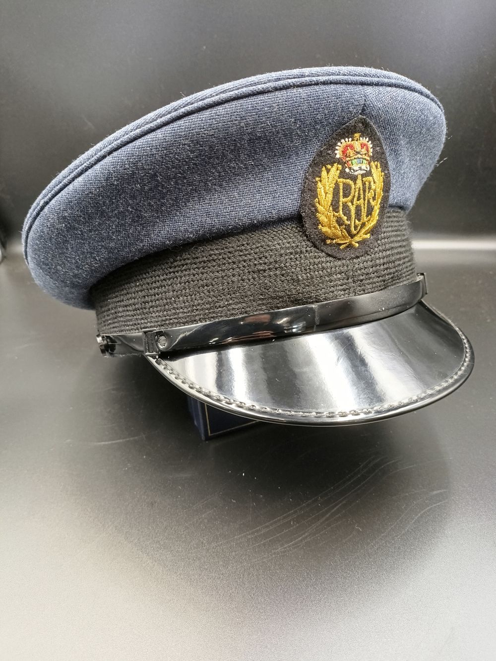Lot 85: Queen's Crown RAF Officer's Service Dress Cap