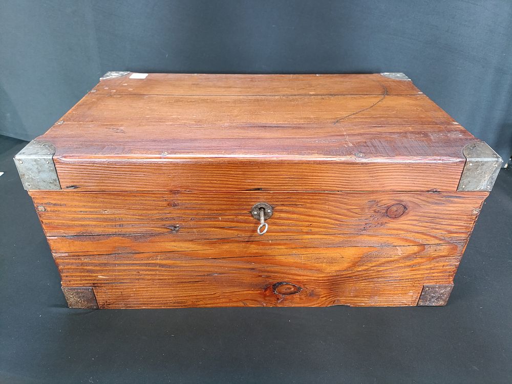 Lot 86: Pine Lockable wooden chest with brass fittings, key...