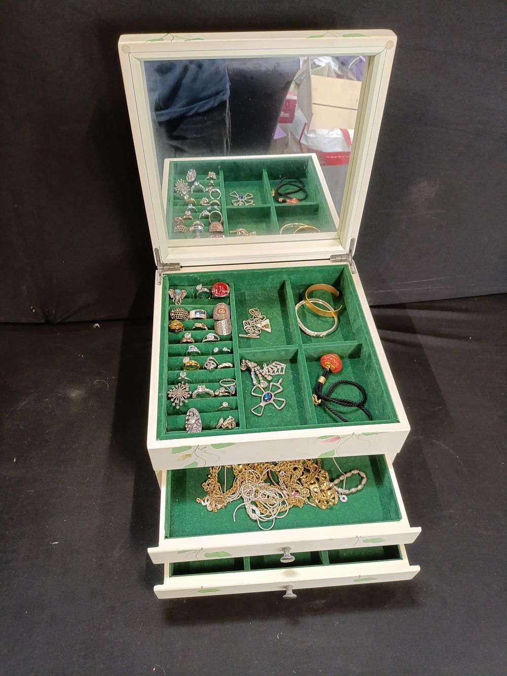 Lot 96: Vintage jewellery box with an assortment of jewellery