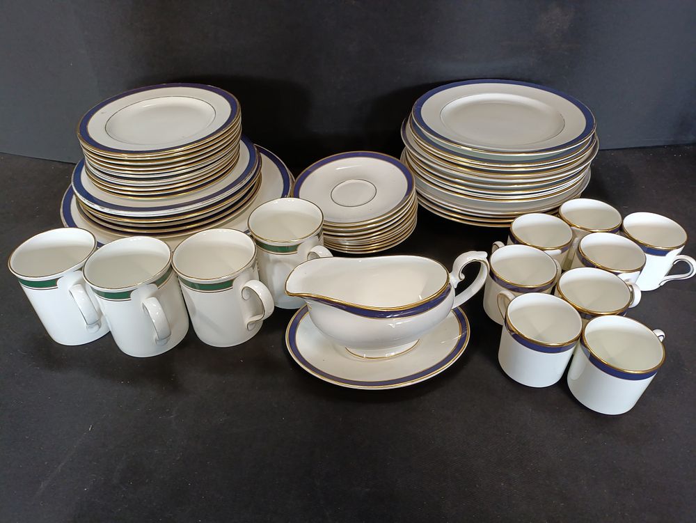 Lot 108: Large Royal Grafton Warwick dinner service set