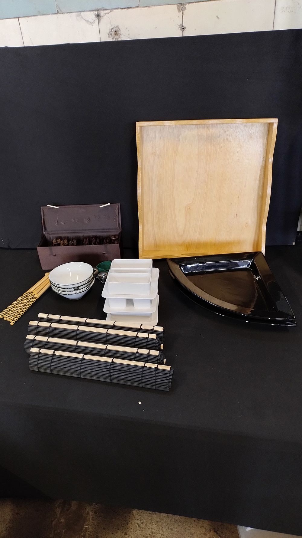 Lot 135: Oriental eating settings including, chopsticks, mats, dishes, sauce...