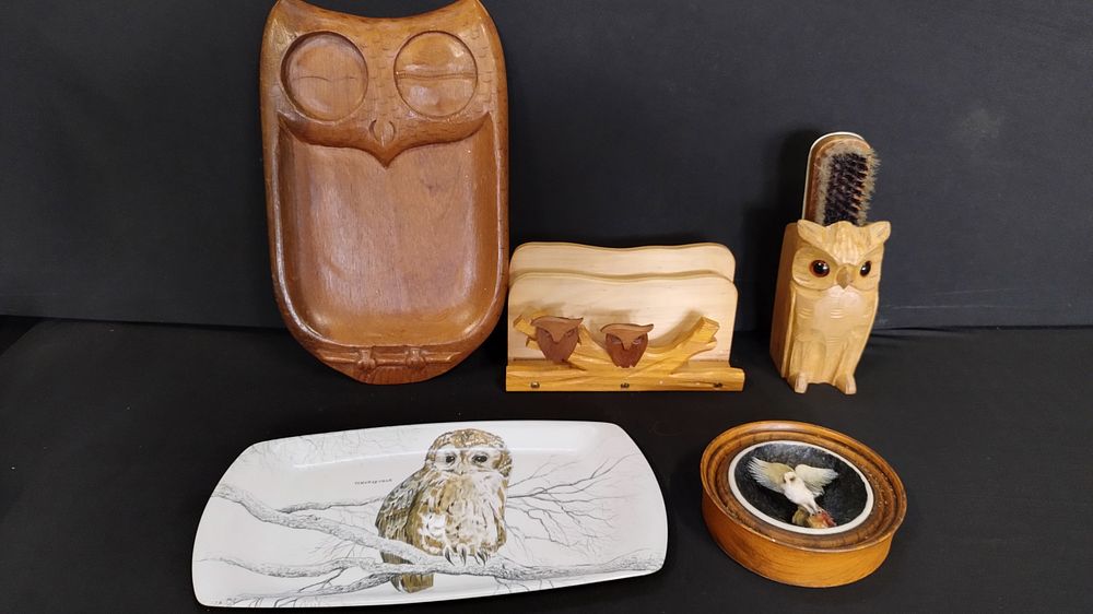 Lot 152: Collection of wooden owl items, trays, letter rack...