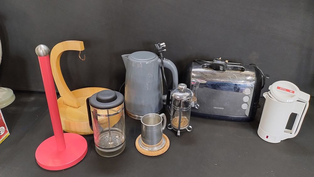 Lot 159: Selection of kitchen items including Russell Hobbs kettle,...
