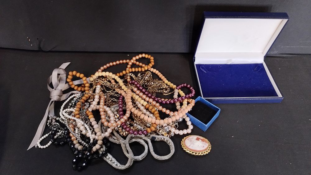 Lot 228: Mixed costume jewellery