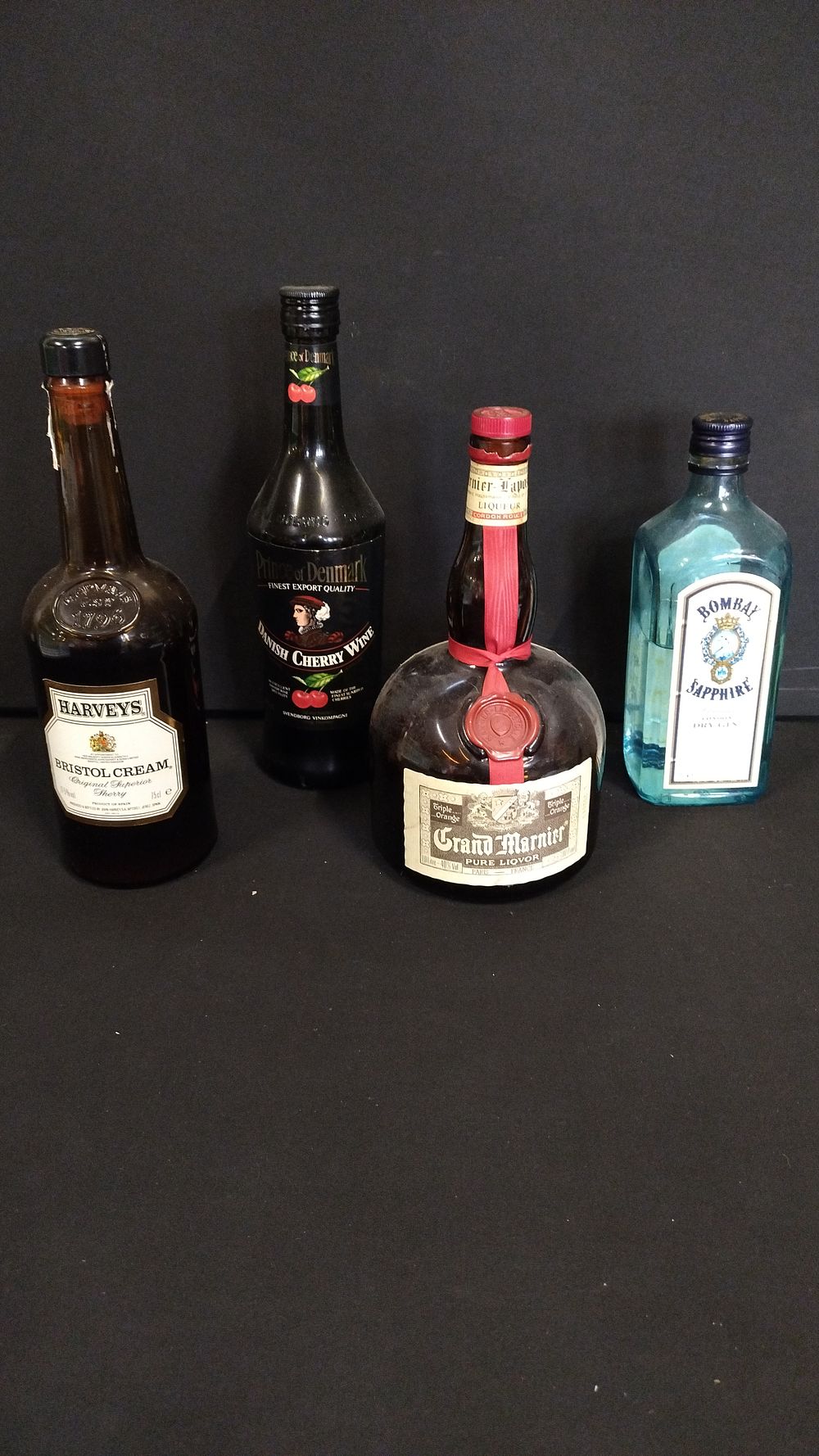 Lot 230: Part bottles of alcohol. Grand Marnier, Bombay gin,...