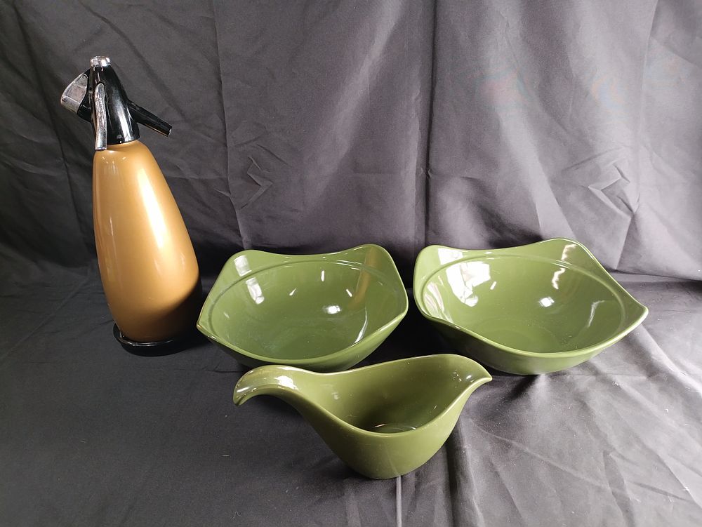 Lot 304: 2 Green bowls and a sauce dish along...