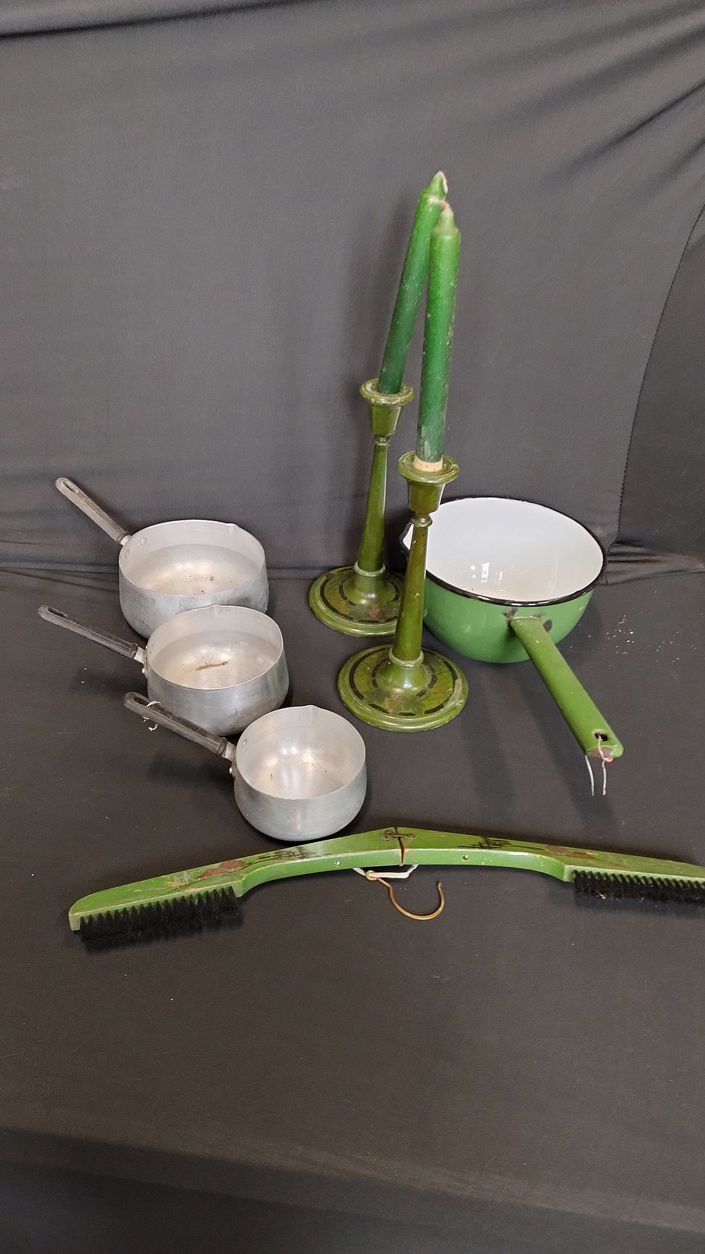 Lot 306: 4 vintage items in green with design, pans,...
