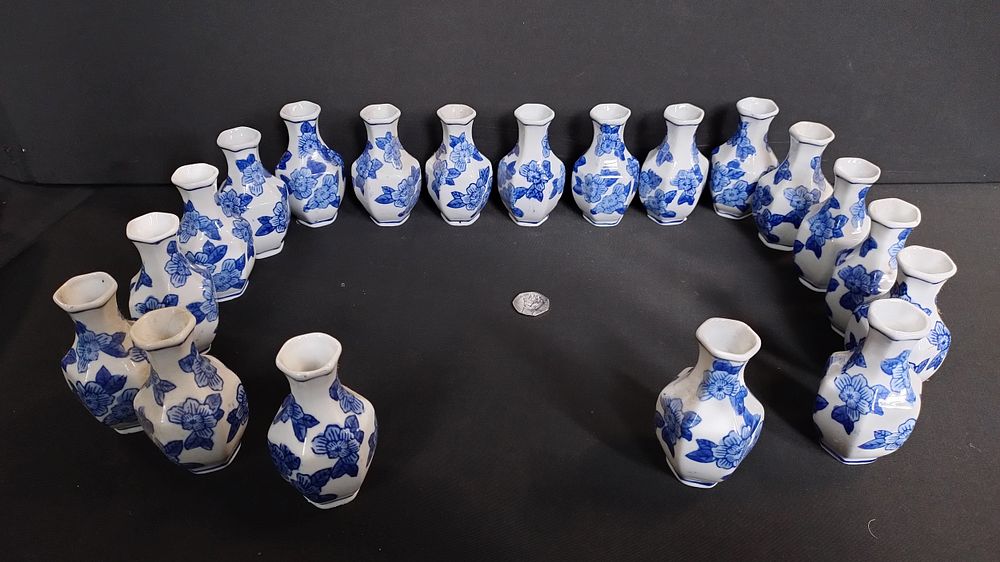 Lot 328: 19 blue and white small vases measures 4...