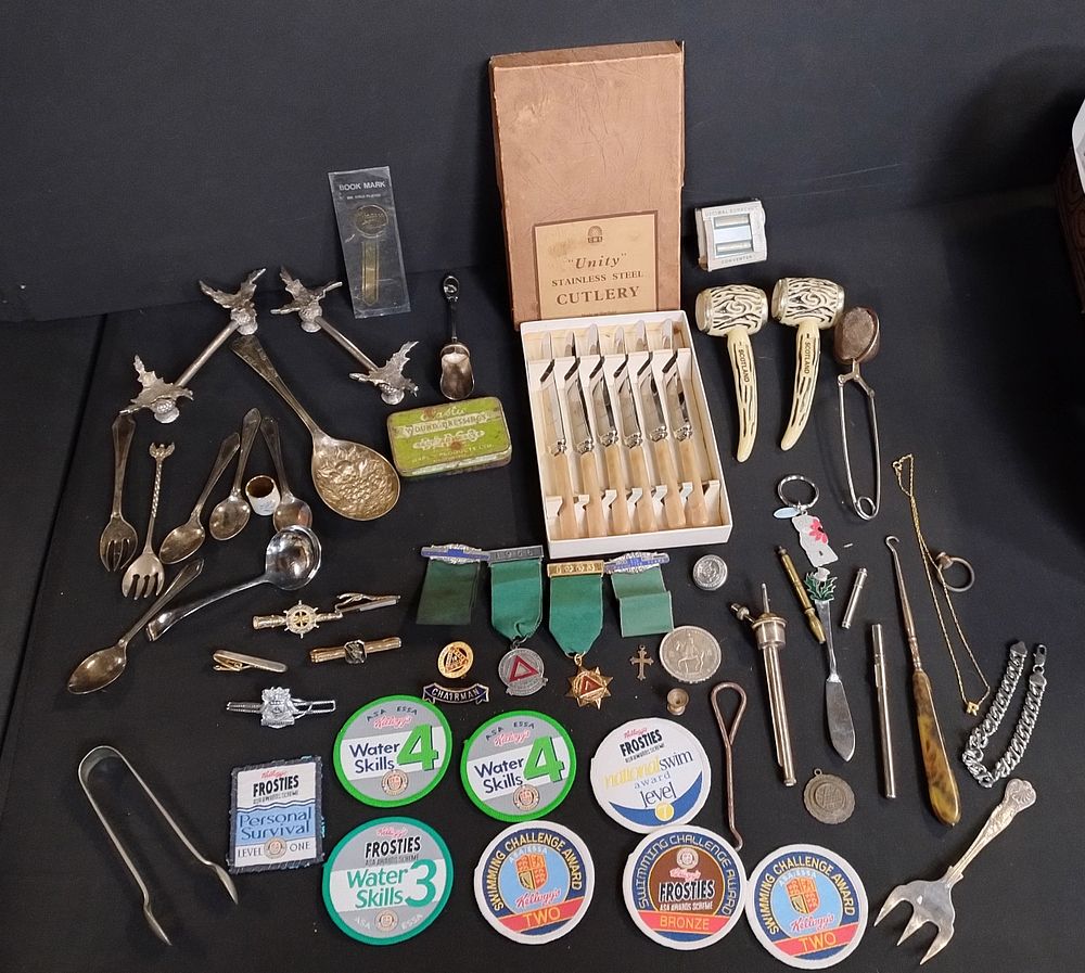 Lot 333: Collection of vintage items including badges, silver plated,...