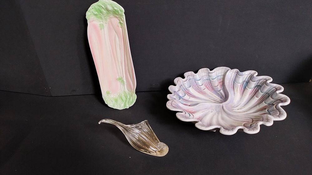 Lot 335: Makeaonikh Kepamikh iridescent scalloped dish measures approx 32...