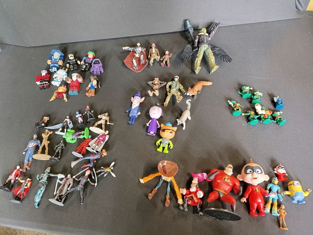 Lot 341: Large collection of toys including Roblox, Star Wars,...