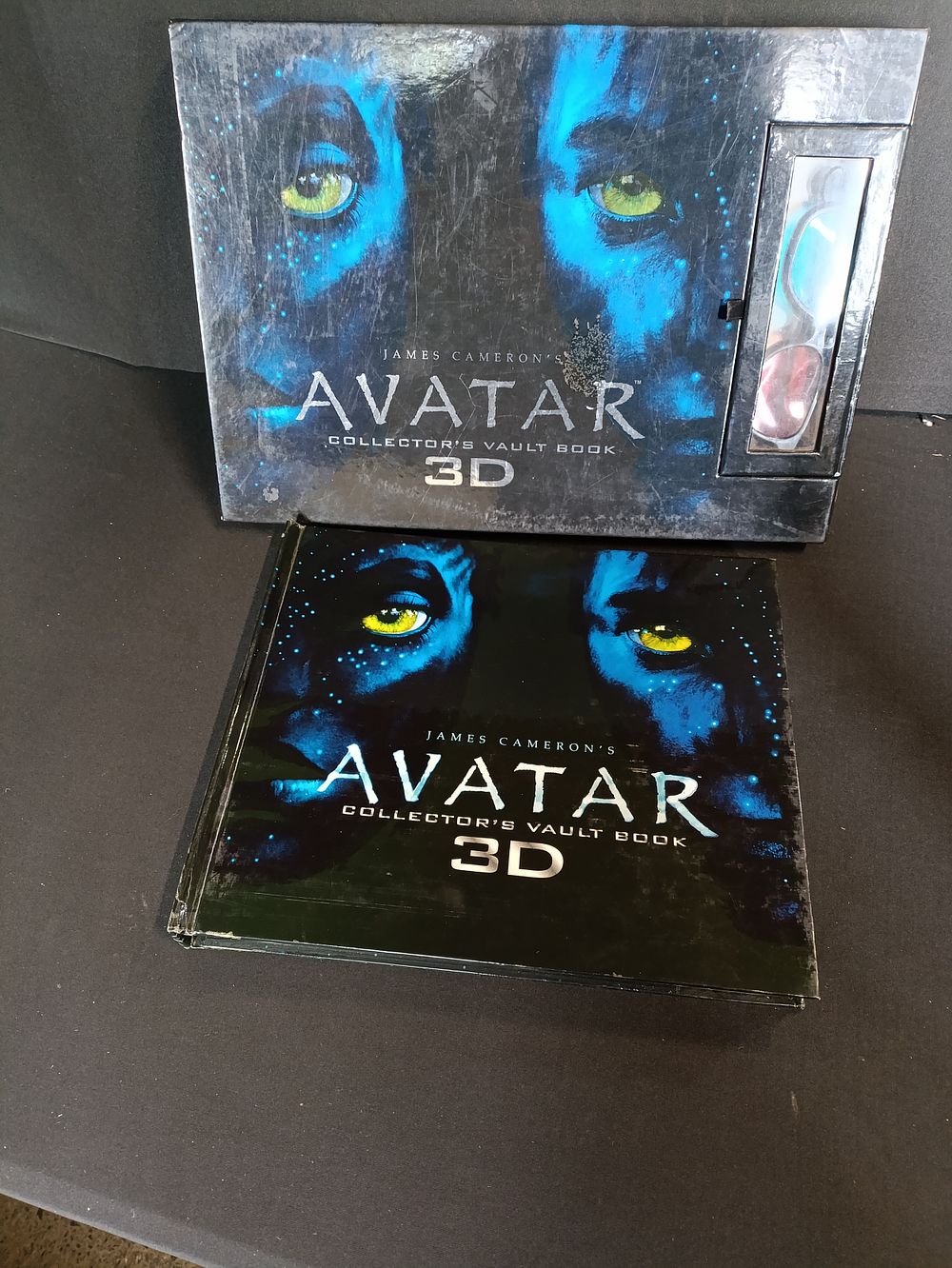 Lot 346: Avatar Collectors 3D vault book with 3D glasses