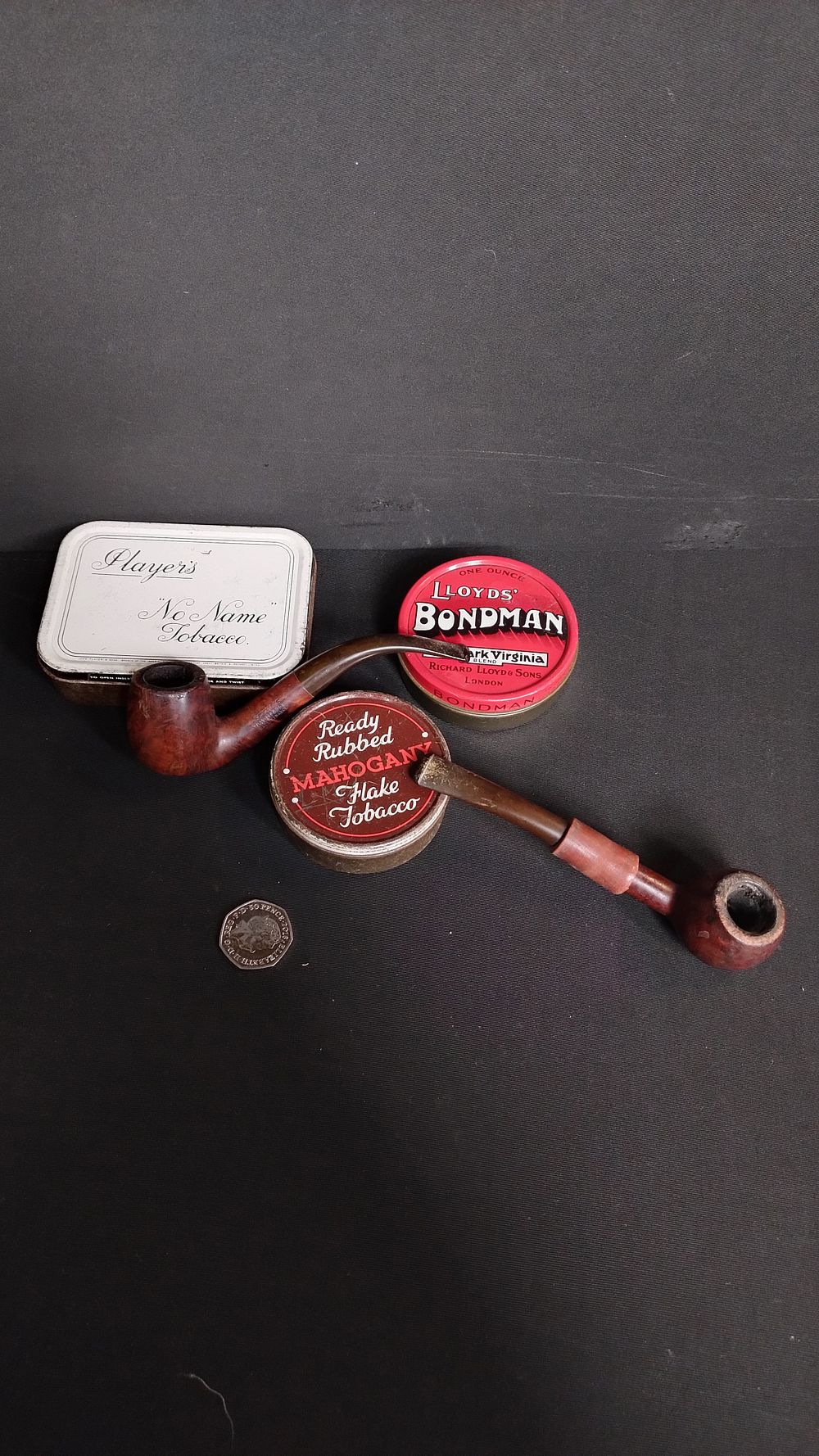 Lot 401: 2 pipes and 3 tobacco tins, Players,Lloyds and...