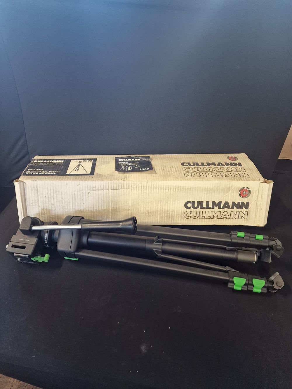 Lot 424: Cullmann 2502 All Purpose Tripod