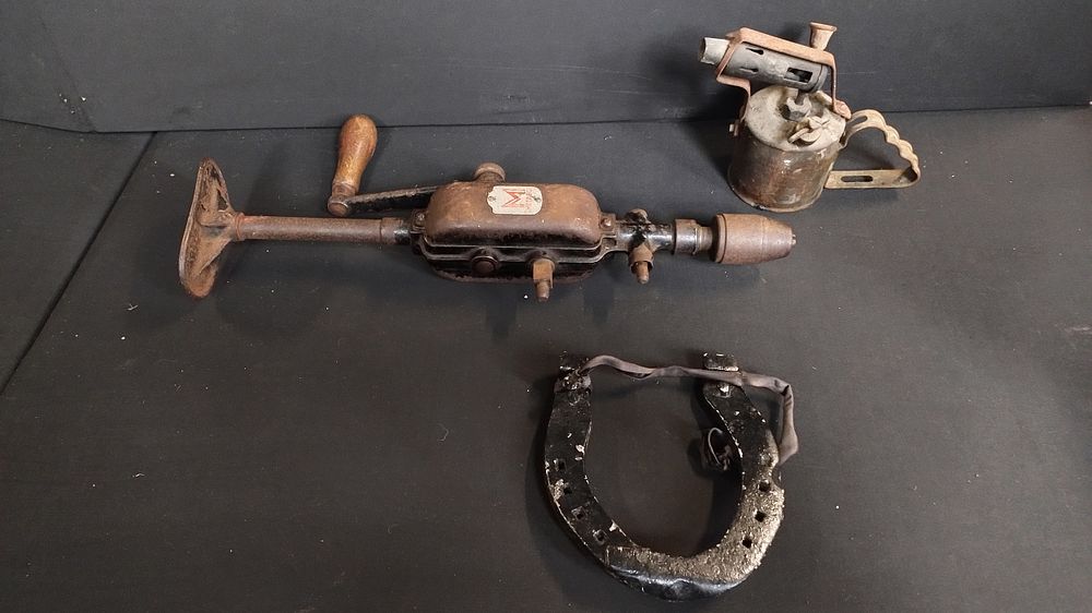 Lot 428: Vintage items, Metabo Breast hand drill, a Bladon...