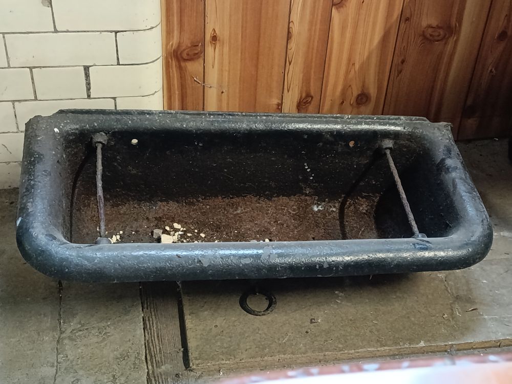 Lot 380: Vintage cast iron horse trough approximately 94x40cm