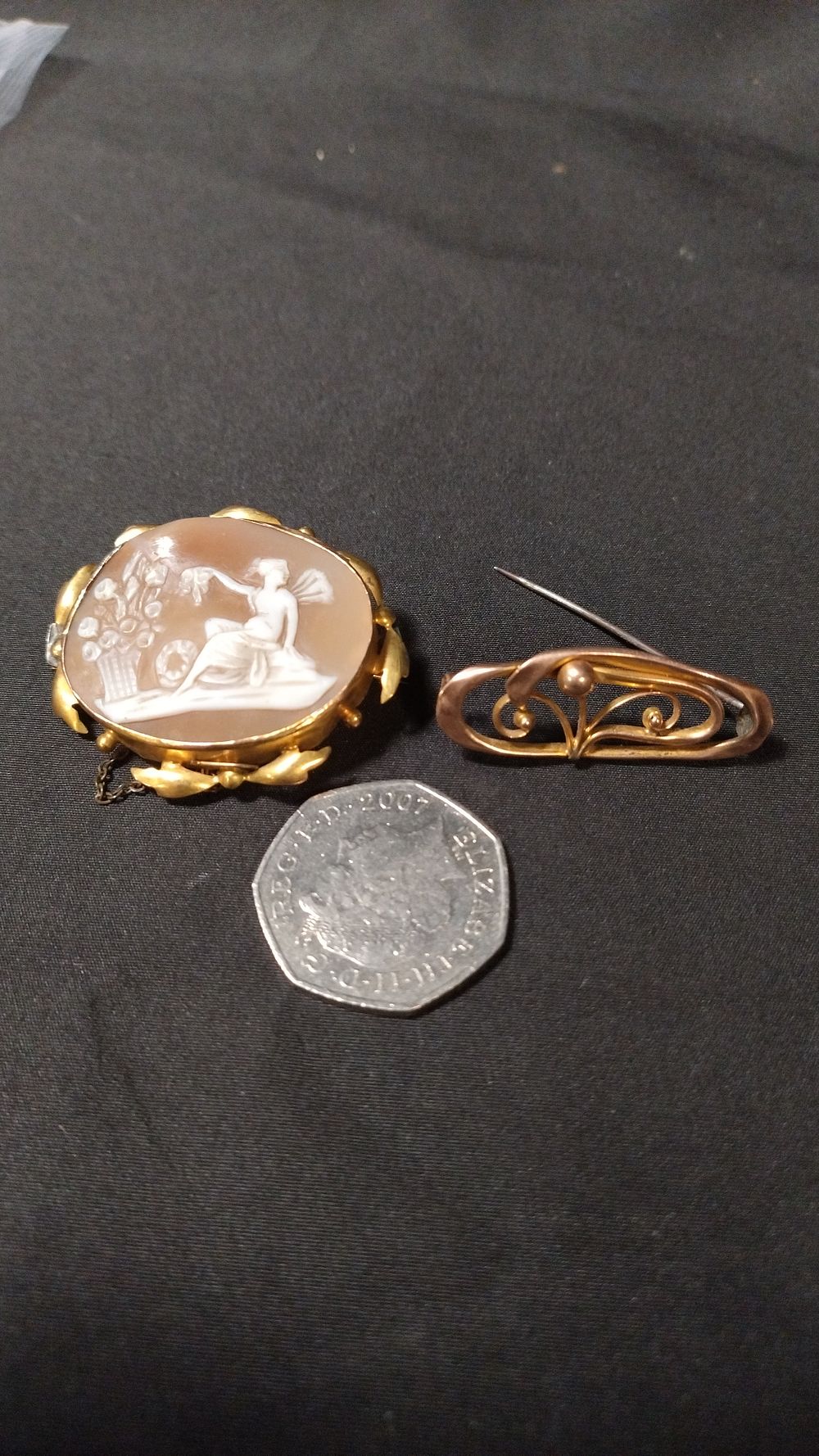 Lot 453: 2 yellow metal brooches, one cameo and one...