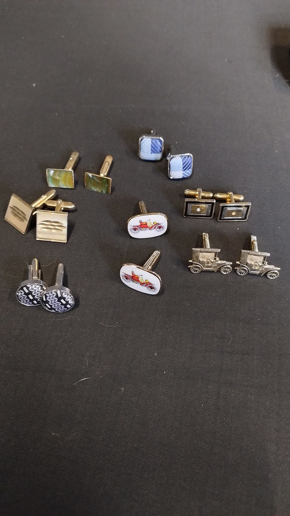 Lot 458: Various pairs of cufflinks