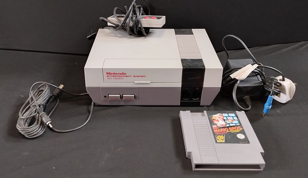 Lot 463: Vintage Nintendo Entertainment System 1985 (GBR) Model No...