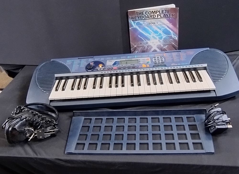 Lot 464: Yamaha PSR-140 Keyboard with headphones and the complete...