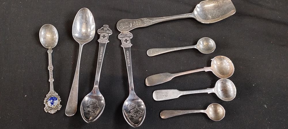 Lot 469: 4 sterling silver mustard spoons dated from 1881-1924...