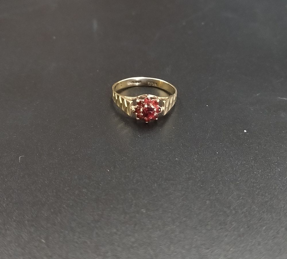 Lot 473: 9ct gold ring with garnet, weight approx 1.7g....