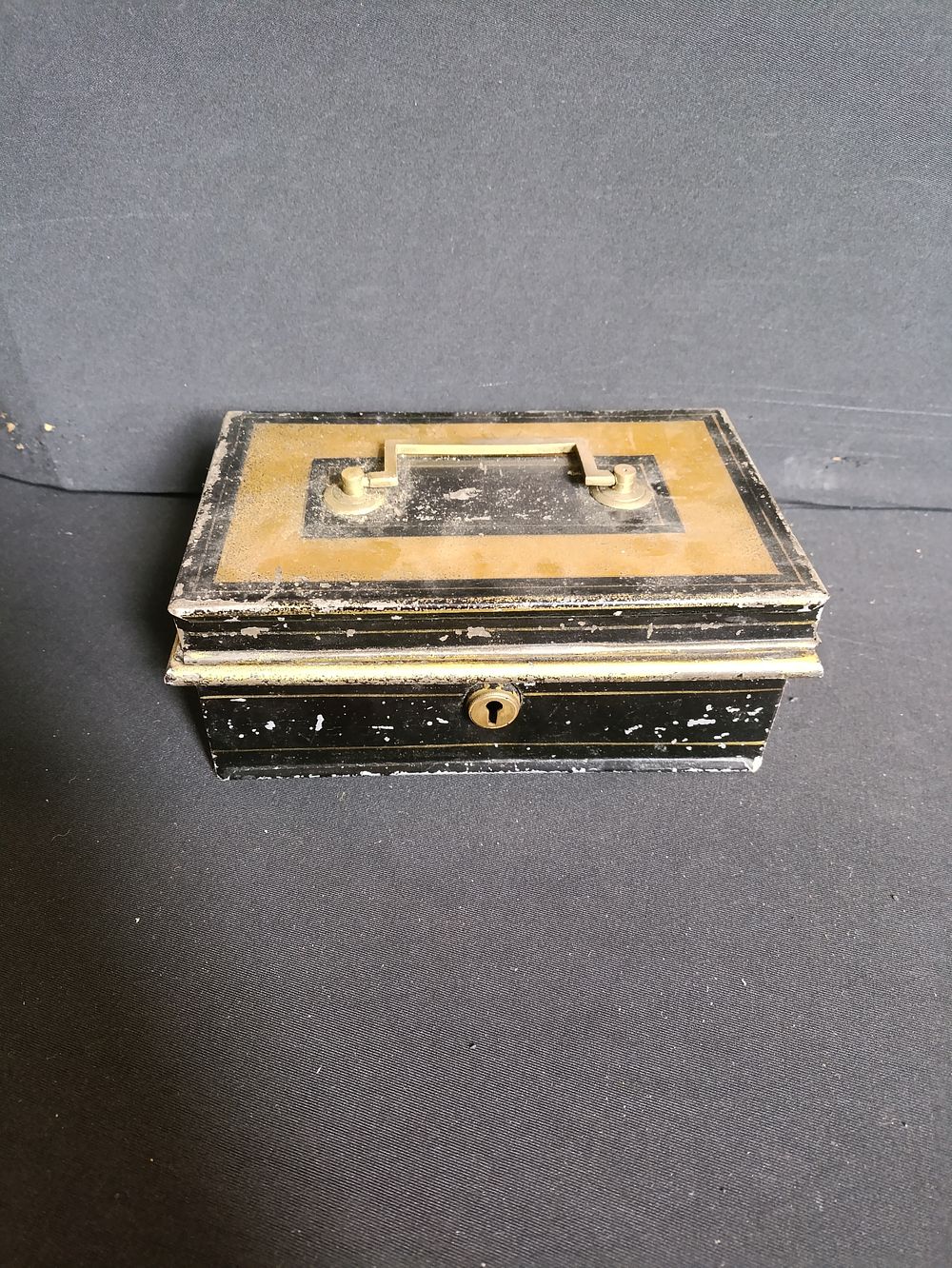Lot 479: Vintage metal cash box