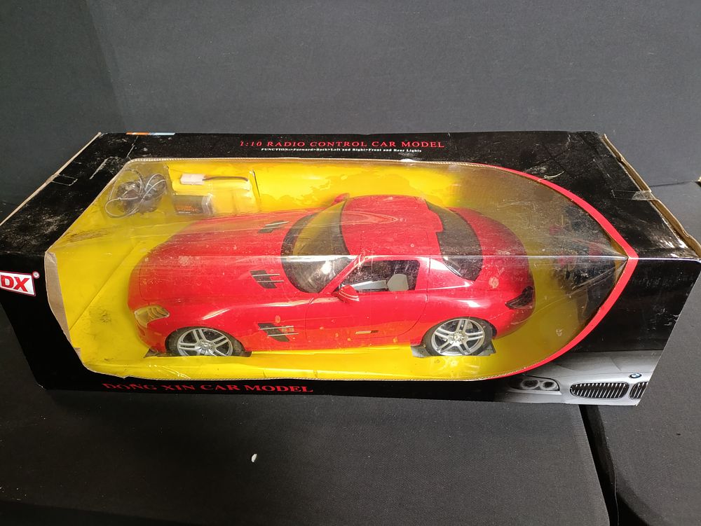Lot 488: Dong Xin large Mercedes remote control car scale...