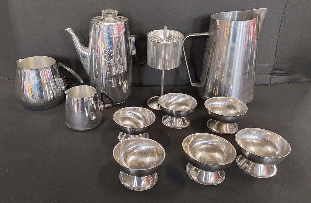 Lot 493: Mixed metal kitchen items including stainless steel jug,...