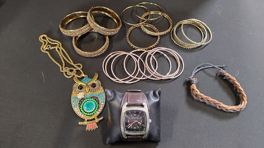 Lot 495: Selection of costume jewellery and a red herring...