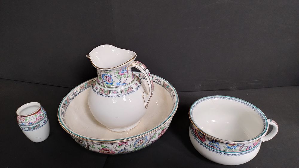 Lot 499: Losol ware floral pattern Porcelain washbowl approx H...