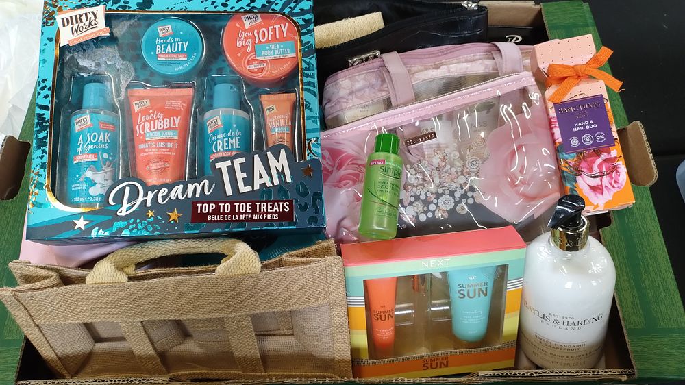 Lot 500: Various cosmetics and cosmetic bags including Ted Baker,...
