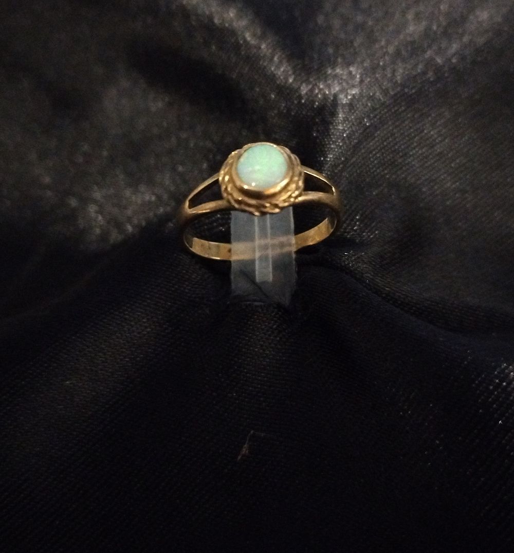 Lot 509: 9ct gold ladies opal set ring size I,...