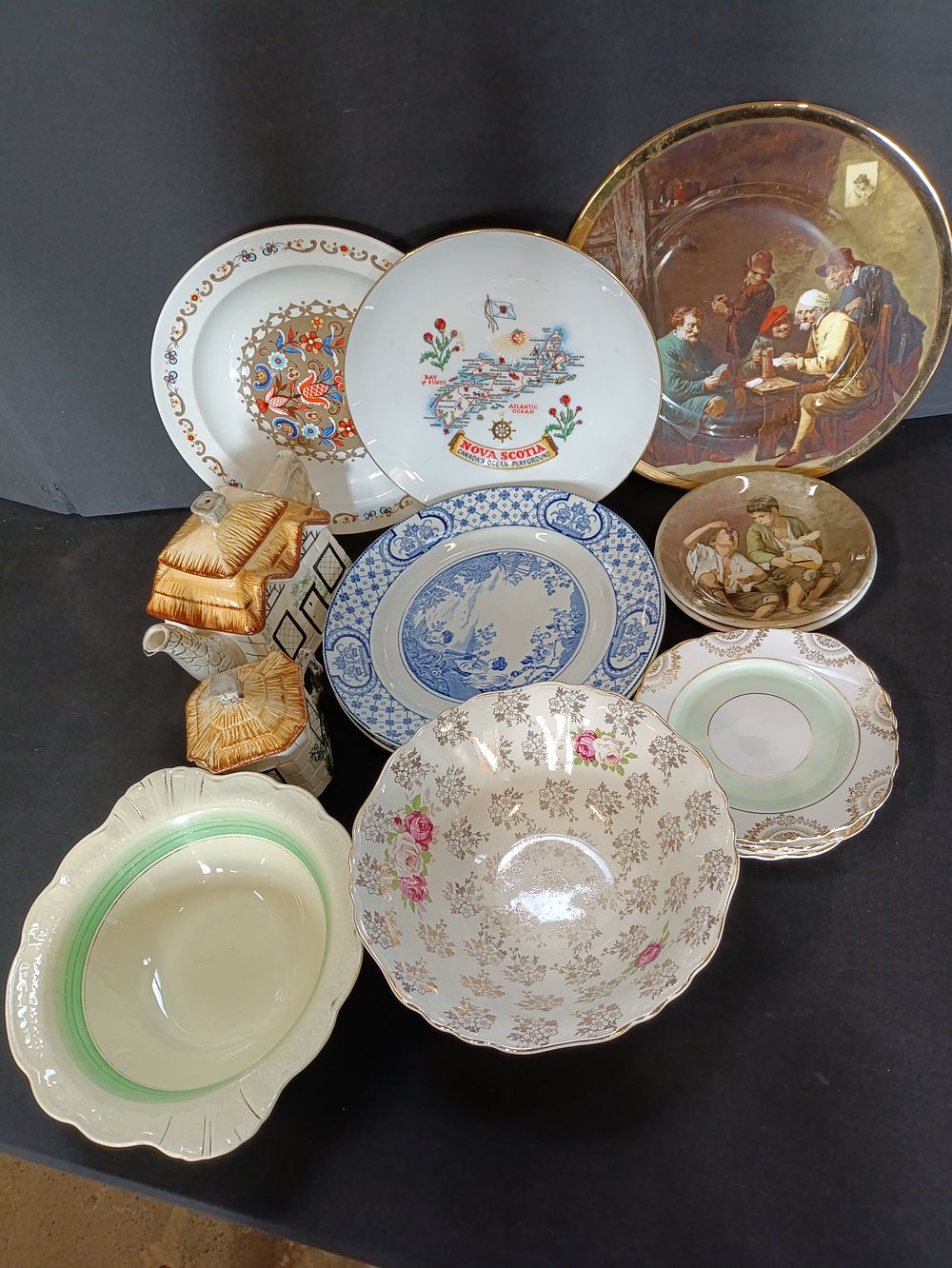 Lot 163: Large selection of collectable pottery