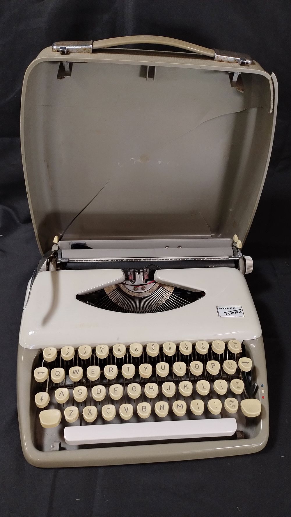 Lot 190: Vintage 1963 Portable Adler manual Typewriter with one...